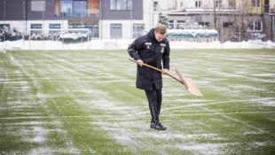 Trainingsstart mit Schneeschaufel? Ried-Coach Max Senft.