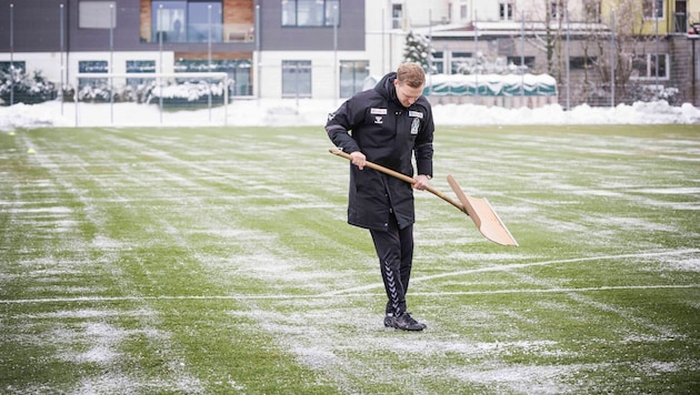 Trainingsstart mit Schneeschaufel? Ried-Coach Max Senft.