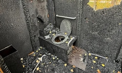 Im Ludwig-Zatzka-Park in Penzing wurde jetzt ein öKlo sogar gänzlich abgefackelt.
