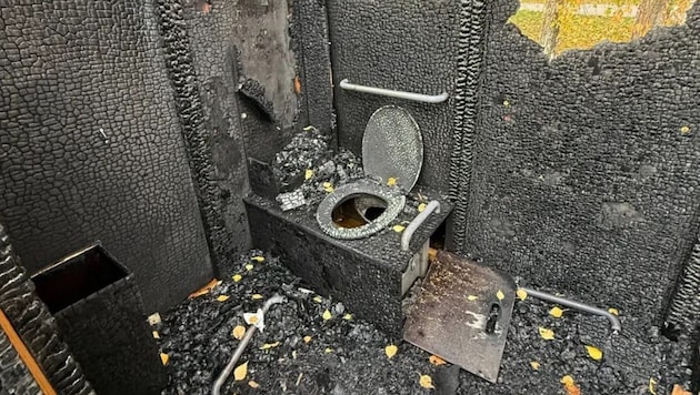 Im Ludwig-Zatzka-Park in Penzing wurde jetzt ein öKlo sogar gänzlich abgefackelt.