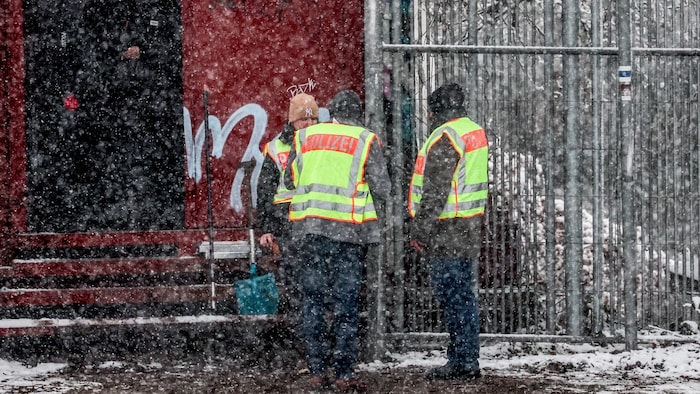 Auch die Polizei ist im Einsatz, um zu helfen.