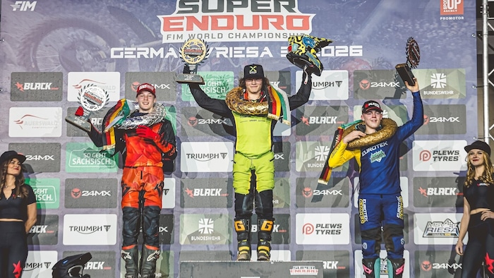 Kropitsch (Mitte) jubelte über den Sieg in Riesa