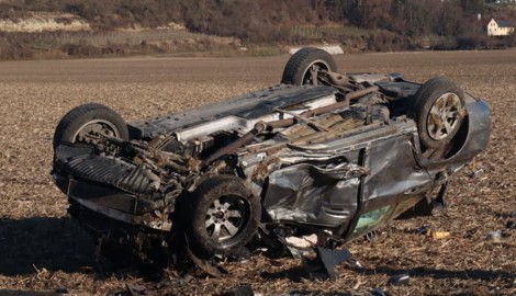 Voll erfasst und meterweit in den Acker geschleudert wurde der Pkw des Unfalllenkers.