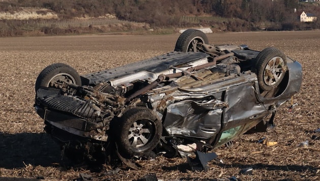 Voll erfasst und meterweit in den Acker geschleudert wurde der Pkw des Unfalllenkers.