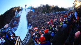 Der Innsbrucker Bergisel war restlos ausverkauft. Die Stimmung war einmal mehr elektrisierend.