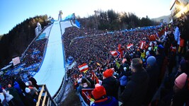 Der Innsbrucker Bergisel war restlos ausverkauft. Die Stimmung war einmal mehr elektrisierend.