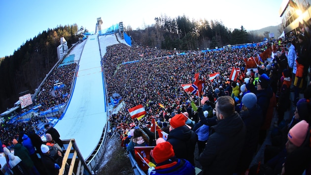 Der Innsbrucker Bergisel war restlos ausverkauft. Die Stimmung war einmal mehr elektrisierend.