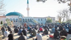 Freitagsgebete ziehen auch in Österreich wöchentlich hunderte Gläubige an. Und das in vielen ...