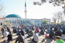 Freitagsgebete ziehen auch in Österreich wöchentlich hunderte Gläubige an. Und das in vielen ...