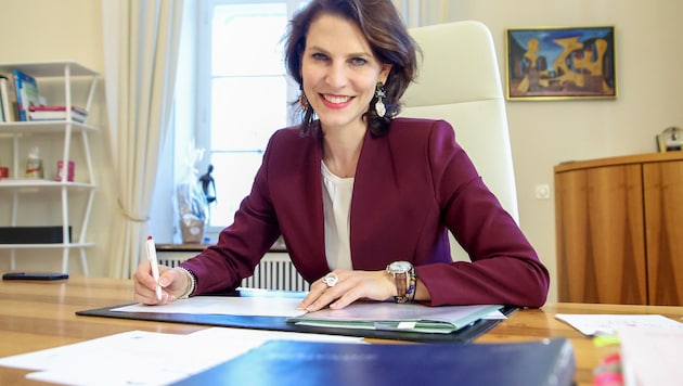 Landes-Chefin Edtstadler will Personal beim Land abbauen.