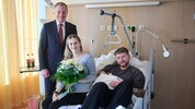 Die glücklichen Eltern mit Malia Ella und oberösterreichs LH Thomas Stelzer