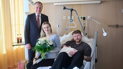 Die glücklichen Eltern mit Malia Ella und oberösterreichs LH Thomas Stelzer