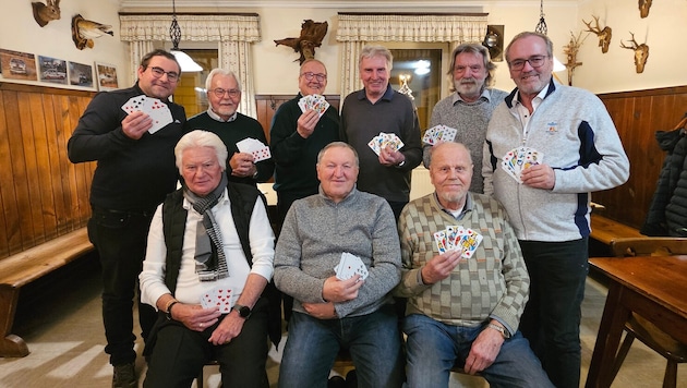Im urigen Gasthof Pölzer hält die Gruppe um Manfred Damberger (rechts im Bild) die Schnapskarten ...