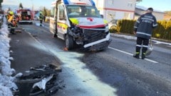Am Weg zum Einsatz fuhr ein Rettungswagen auf das Privatauto eines Feuerwehrmanns auf, der ...