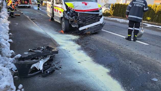 Am Weg zum Einsatz fuhr ein Rettungswagen auf das Privatauto eines Feuerwehrmanns auf, der ...