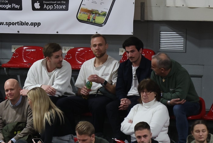 Alexander Schlager (Mitte, in weiß) ließ sich die Zwischenrunde des Stiers nicht entgehen.