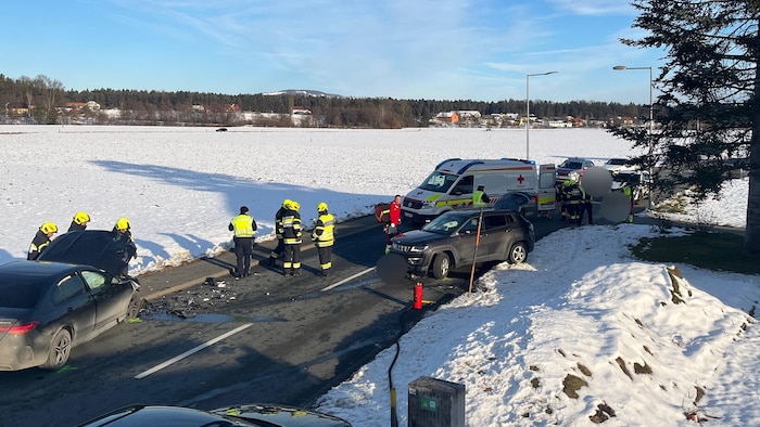 Zwei Autos krachten frontal ineinander, nachdem ein 22-Jähriger einen Sekundenschlaf am Steuer ...