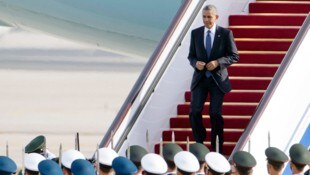 Der ehemalige US-Präsident Barack Obama beim Aussteigen aus dem Regierungsflugzeug