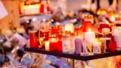 Am Sonntag gedachten Hunderte Menschen der Todesopfer der Brandkatastrophe von Crans-Montana.