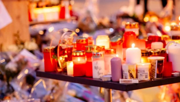 Am Sonntag gedachten Hunderte Menschen der Todesopfer der Brandkatastrophe von Crans-Montana.