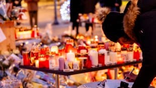 Am Sonntag gedachten Hunderte Menschen der Todesopfer der Brandkatastrophe von Crans-Montana.