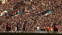 Das Spiel zwischen Leeds United und Manchester United wurde von einem Notfall überschattet. 