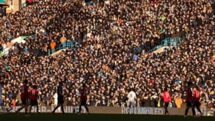 Das Spiel zwischen Leeds United und Manchester United wurde von einem Notfall überschattet. 