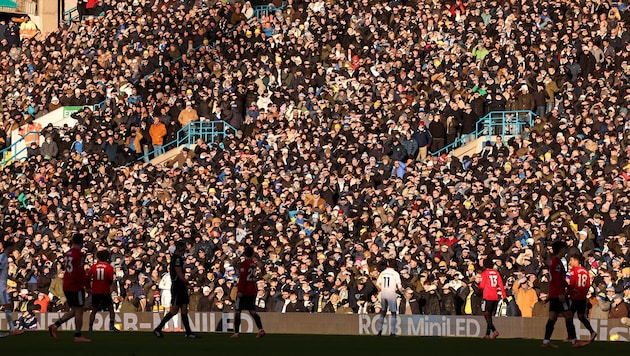 Das Spiel zwischen Leeds United und Manchester United wurde von einem Notfall überschattet.