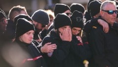 Bei einem Trauermarsch am Sonntag war die Betroffenheit der Teilnehmenden groß.