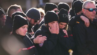 Bei einem Trauermarsch am Sonntag war die Betroffenheit der Teilnehmenden groß.