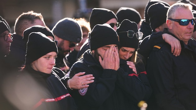 Bei einem Trauermarsch am Sonntag war die Betroffenheit der Teilnehmenden groß.