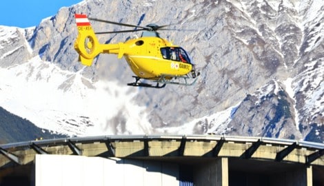 Mit dem Notarzthubschrauber wurde die Verletzte in die Innsbrucker Klinik geflogen (Archivbild).