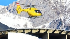 Mit dem Notarzthubschrauber wurde der Schwerverletzte in die Innsbrucker Klinik geflogen ...