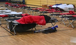 Das Deutsche Rote Kreuz bringt Menschen in Notschlafstellen in Sporthallen unter.
