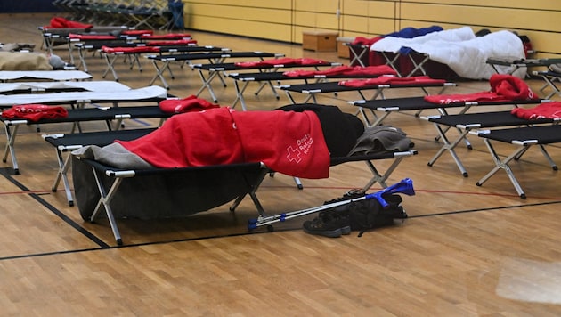 Das Deutsche Rote Kreuz bringt Menschen in Notschlafstellen in Sporthallen unter.