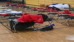 Das Deutsche Rote Kreuz bringt Menschen in Notschlafstellen in Sporthallen unter.