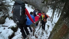 Sechs Mitglieder der Bergrettung St. Wolfgang stiegen zu dem Verletzten auf.