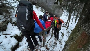 Sechs Mitglieder der Bergrettung St. Wolfgang stiegen zu dem Verletzten auf.