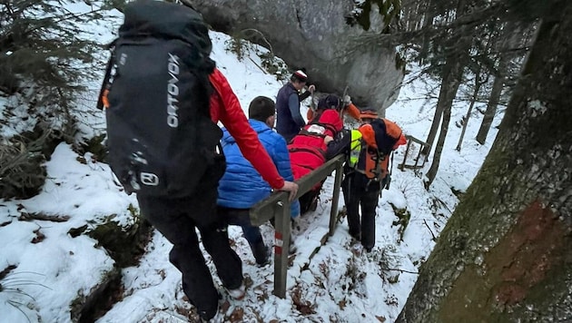 Sechs Mitglieder der Bergrettung St. Wolfgang stiegen zu dem Verletzten auf.