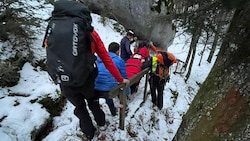 Sechs Mitglieder der Bergrettung St. Wolfgang stiegen zu dem Verletzten auf.
