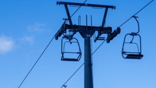 Bei einem Sessellift (Symbolbild) in Galtür kam es zu dem schrecklichen Unfall.