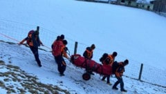 Mit der Unfalltrage ging es ins Tal.