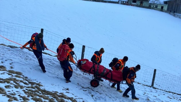 Mit der Unfalltrage ging es ins Tal.