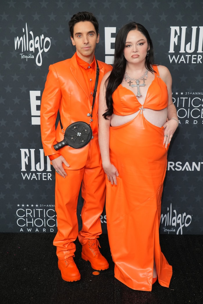 Wem steht dieser Look besser? Paul W. Downs und Megan Stalter ....