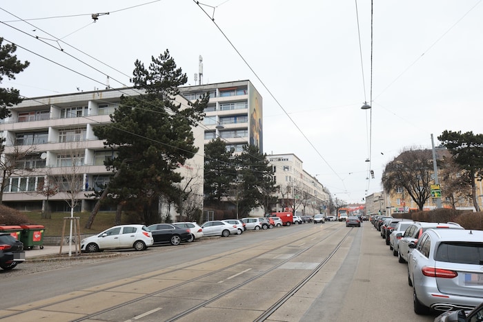 The brutal robbery took place in Sandleitengasse at around 1pm.