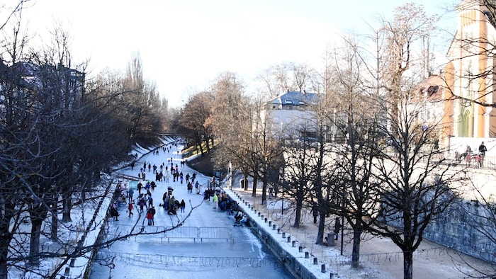Eislaufen auf der Lend könnte man in Klagenfurt bis mitten in die Stadt. Aber noch ist die Bahn ...