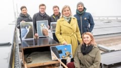 Die neu angebrachte Nisthilfe in Reininghaus mit Ornithologe Leander Khil (re. hinten) und ...