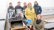 Die neu angebrachte Nisthilfe in Reininghaus mit Ornithologe Leander Khil (re. hinten) und ...