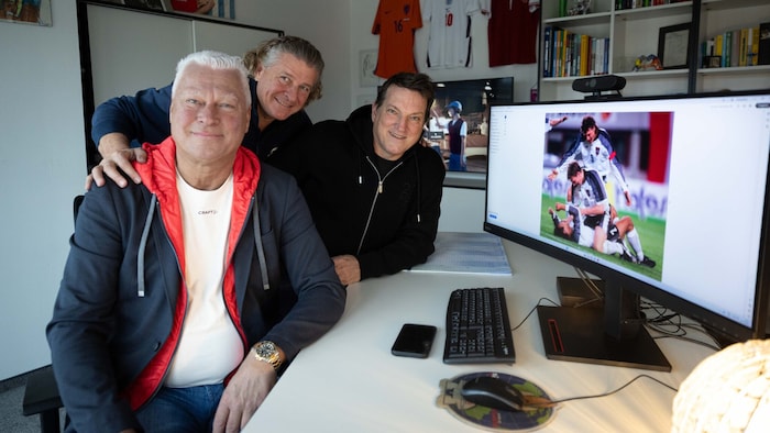 Toni und Andi mit „Krone“-Sportchef Peter Moizi in der Redaktion in Wien.