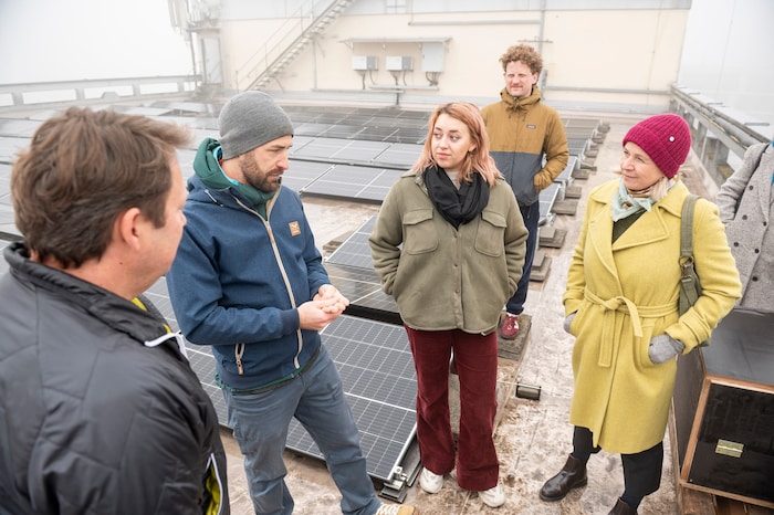 Fachmann Leander Khil erklärt die neue Nisthilfe